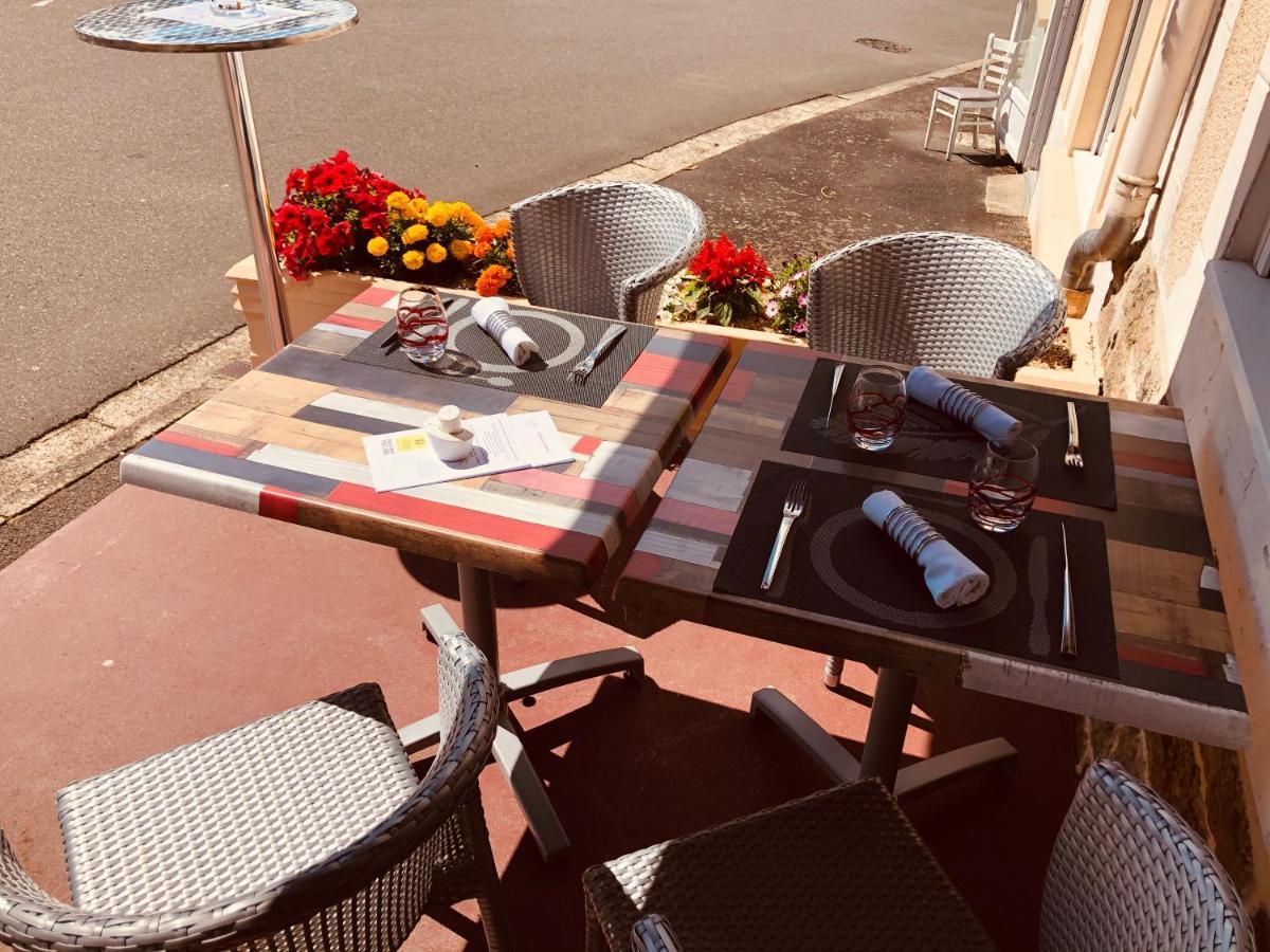 Restaurant Hotel Logis Chez Sophie Briouze 외부 사진
