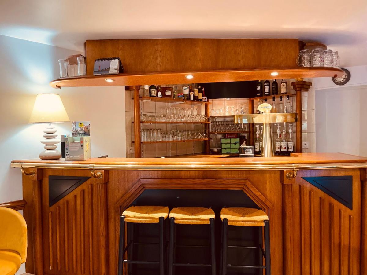 Restaurant Hotel Logis Chez Sophie Briouze 외부 사진