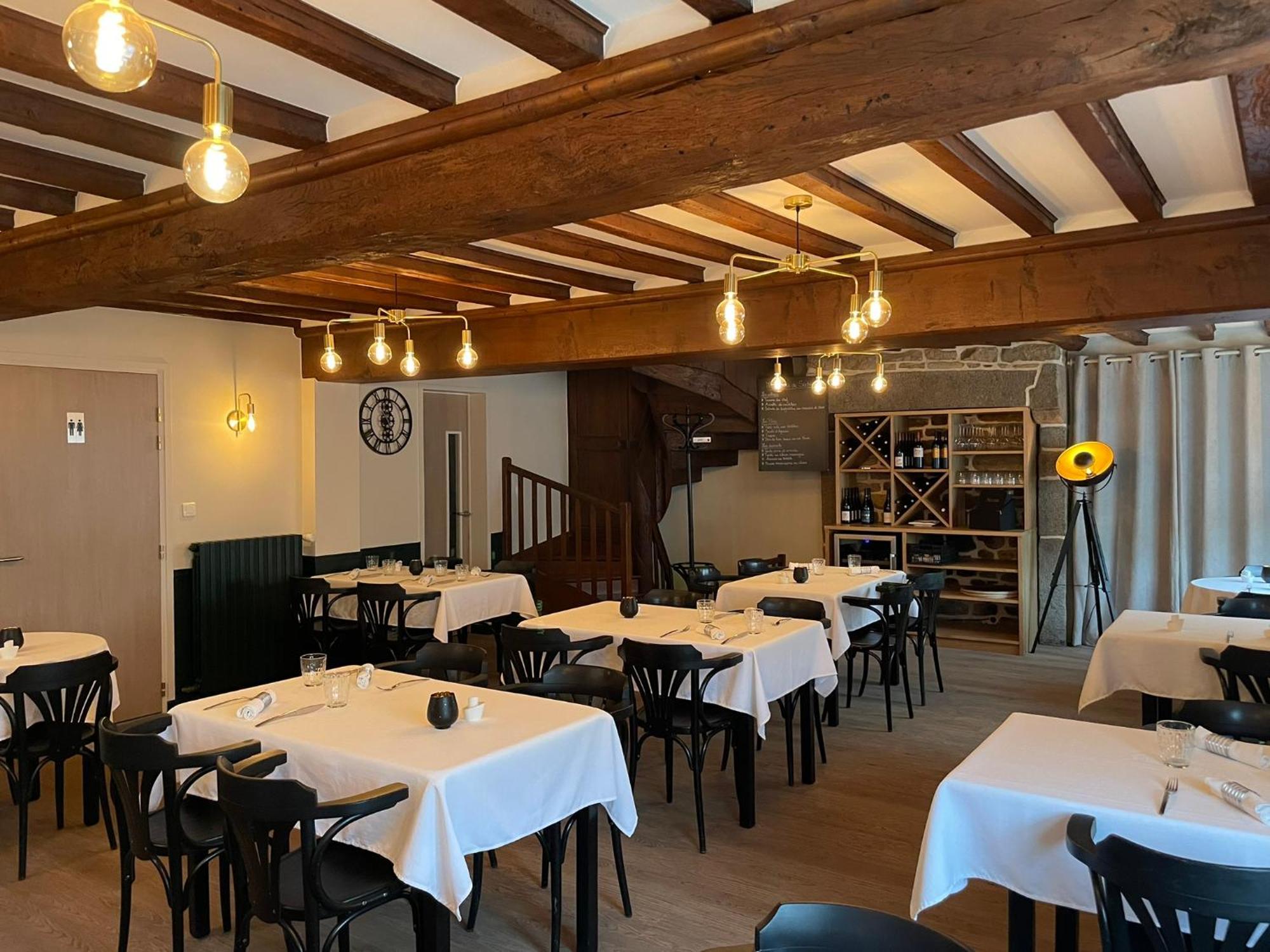 Restaurant Hotel Logis Chez Sophie Briouze 외부 사진