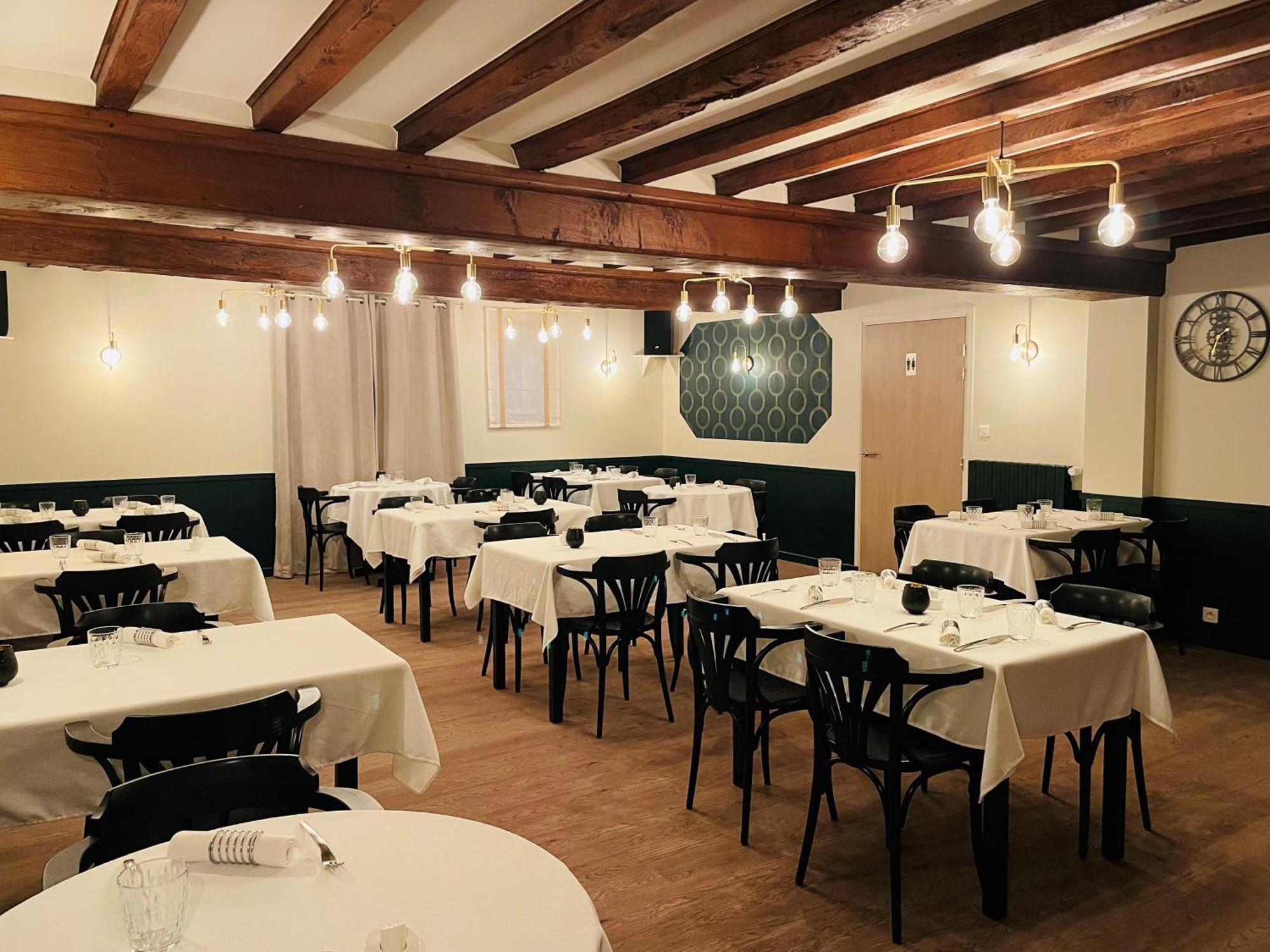 Restaurant Hotel Logis Chez Sophie Briouze 외부 사진