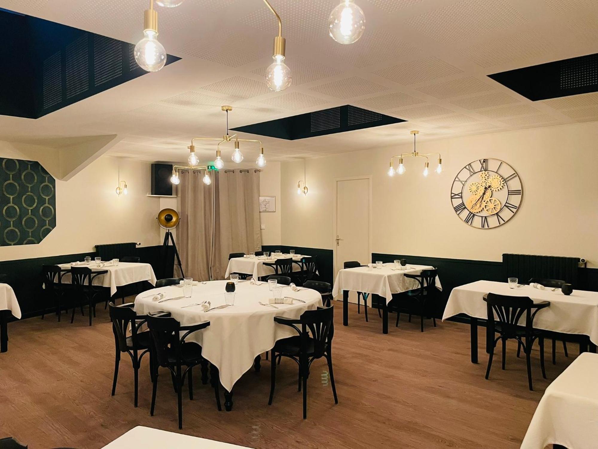 Restaurant Hotel Logis Chez Sophie Briouze 외부 사진