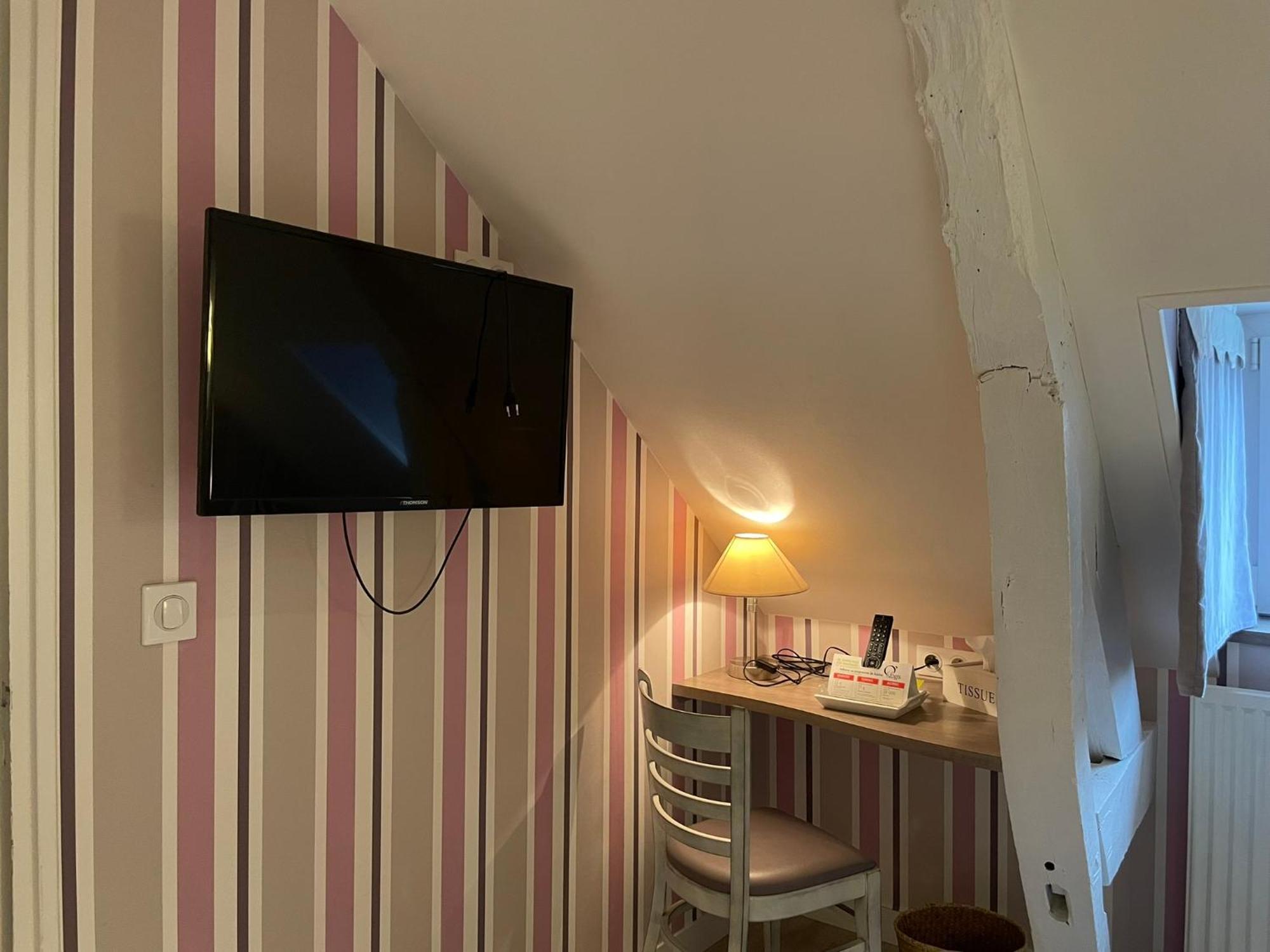Restaurant Hotel Logis Chez Sophie Briouze 외부 사진
